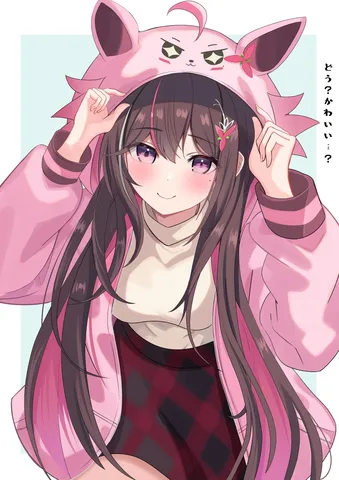個性的なフードと柔らかな笑顔
