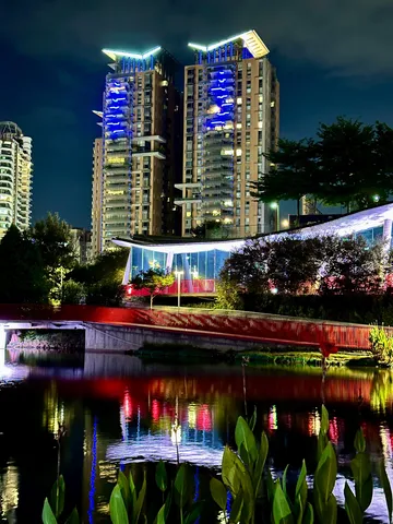 青と赤が織りなす夜の水鏡