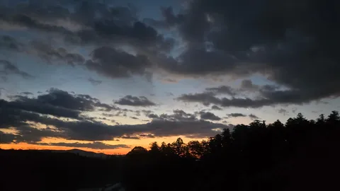 静寂の夕闇、地平線の残照
