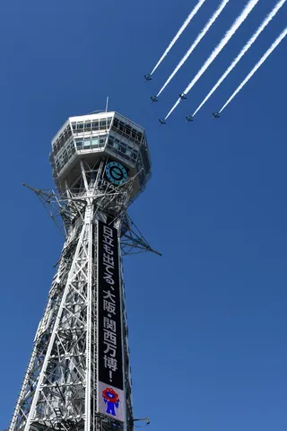 青空に広がる、力強い航跡