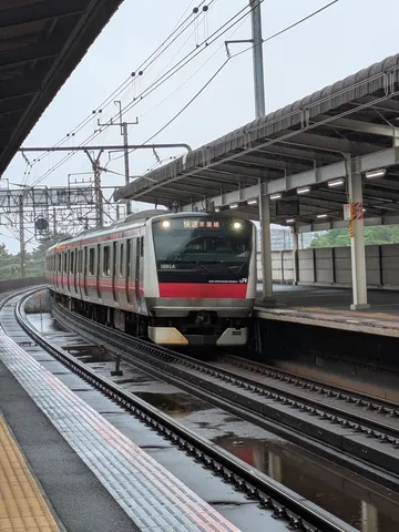 雨上がりの駅、列車の静寂