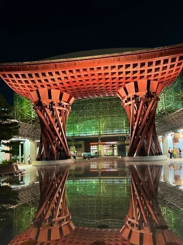 赤い木組み、夜の玄関