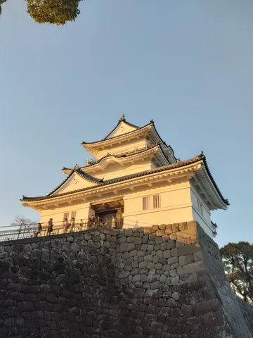 夕刻の石垣と光の城影
