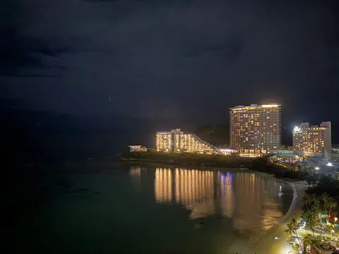 夜景と海に映る灯りのダンス