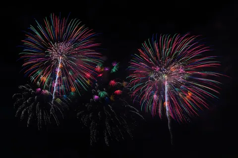 夜空を染める花火の余韻