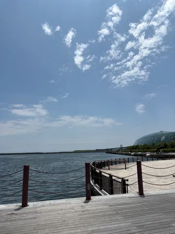 青空と水辺の散歩道