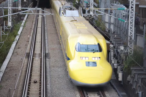 黄色い列車の鼓動を捉える