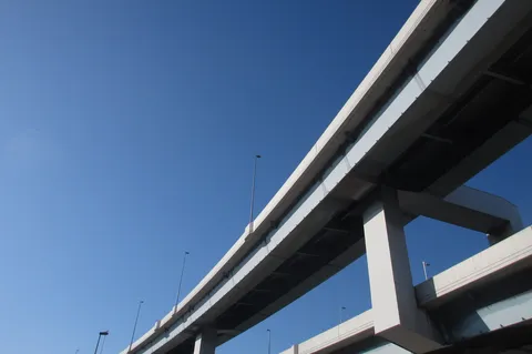 空と道路の迷宮