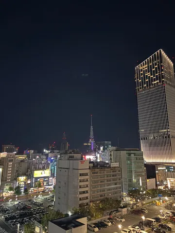 夜の街に走る光の列