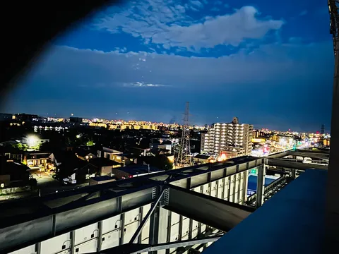 都会の夜景、遠くの灯り