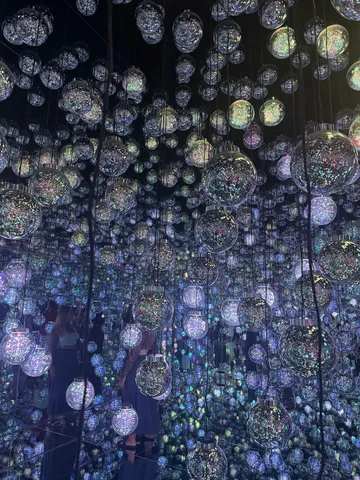 光きらめく幻想空間
