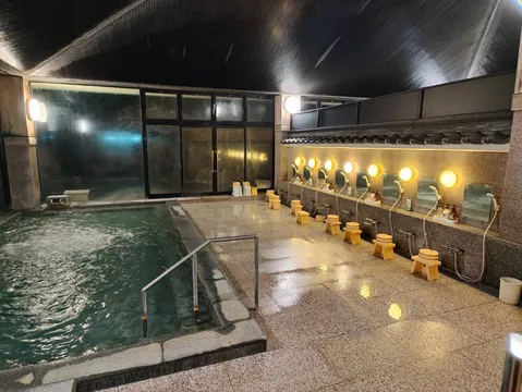 温泉街の夜、癒しのシャワールーム
