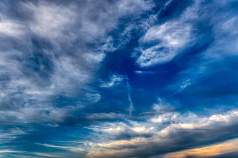 蒼穹に描かれる流雲の筆致