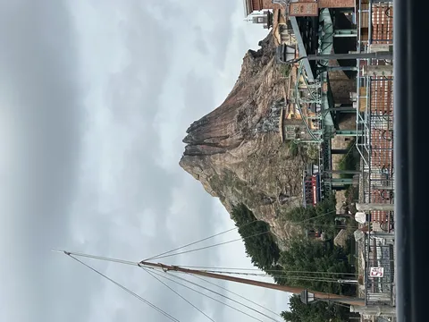 迫力の火山と異国の街並み
