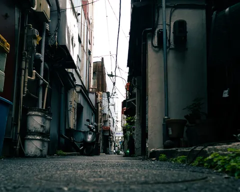 都市の隙間、路地の奥