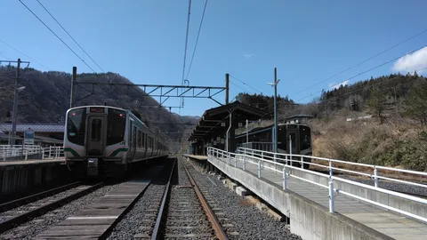 山間の駅、青空の下の二つの列車