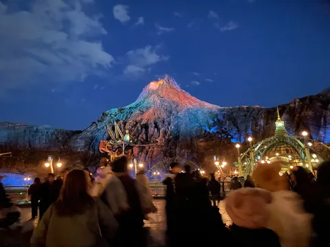 火山夜景の静かな賑わい