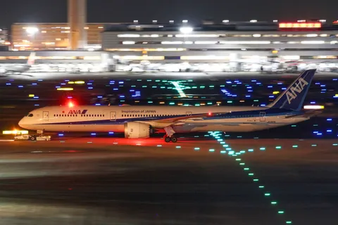 動き出すANA機、光の道