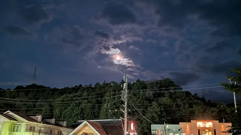 月と雲の夜の街並み