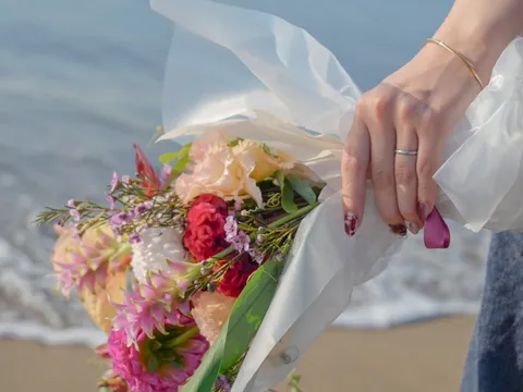波打ち際の花束、風と光の交差点