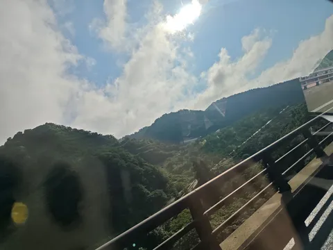走る窓外は山と雲の旅路