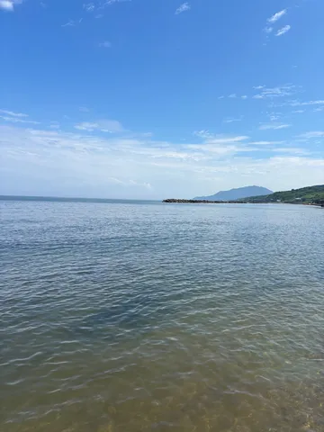 青い空と穏やかな海、地平線の先に山並み