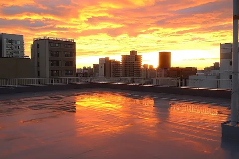 水たまりに映る、燃えるような空