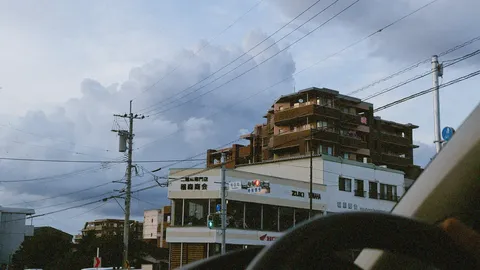 雲と建物が語る街角