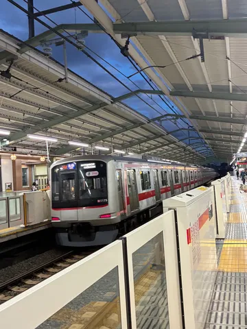 夜の線路に浮かぶ列車