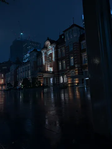 夜の煉瓦と雨の路面