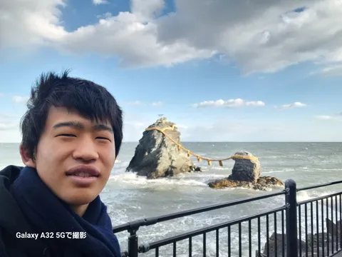 海辺の奇岩と爽やかな風
