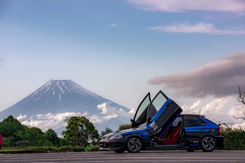 霊峰を背に昇天するドア