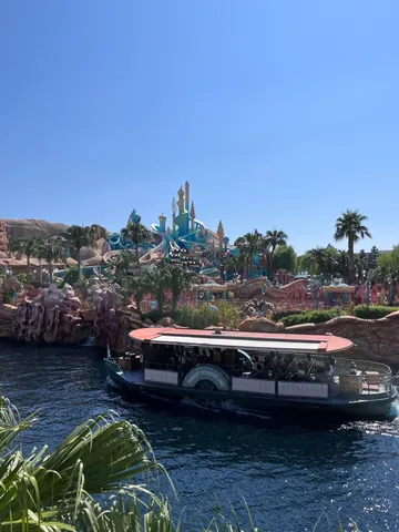 水辺のカラフル楽園