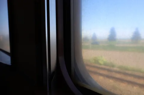 旅路を映す窓辺の景色