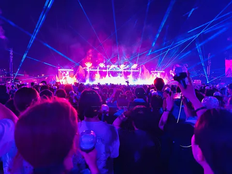 煌めくレーザーが織りなす夜