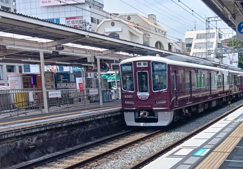 街に溶け込む、赤と白の車両