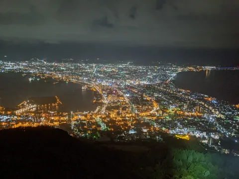 煌めく夜景に息をのむ