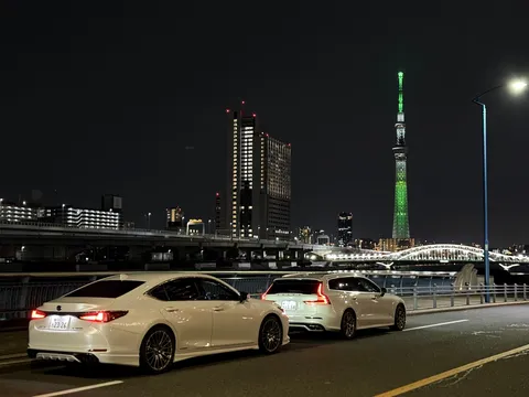 夜景に溶け込む二台の洗練
