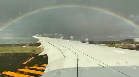 飛行機の窓から見えた虹