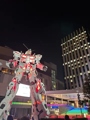 夜空を照らす鋼の巨神