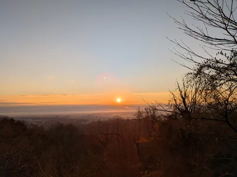 夕刻の山里に沈む光