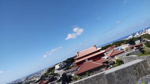 青空と古都のコントラスト