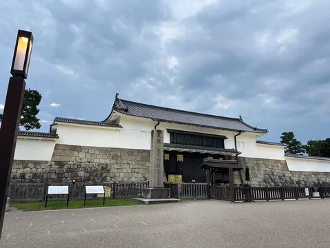 白壁と石垣の静けさ