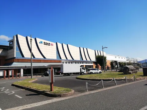 電車が来る、青い空の下