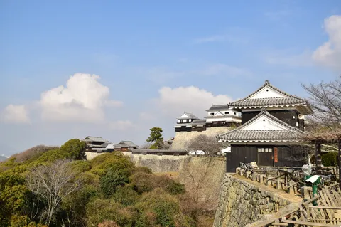 青空に堂々、お城の休日