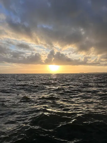 沈む太陽とさざなみ