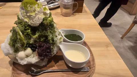 緑と白の山盛り氷