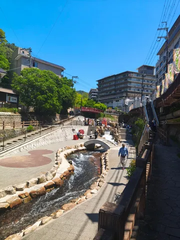 渓流沿いの水辺散歩