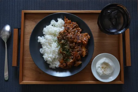 丁寧な盛り付けのカレーライス