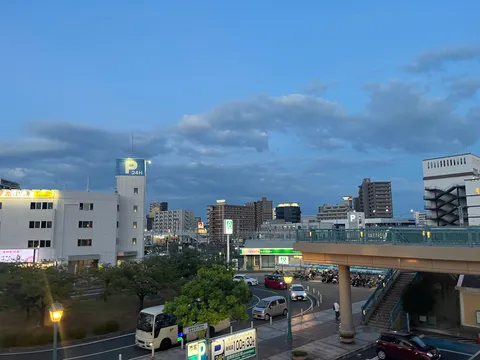 夕暮れの街角、灯りと影のハーモニー